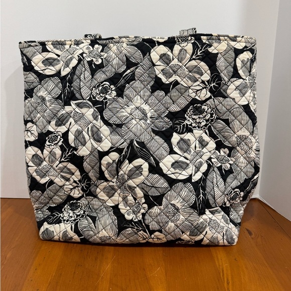 Vera Bradley tote bag black and cream floral quilted pattern - Picture 2 of 9